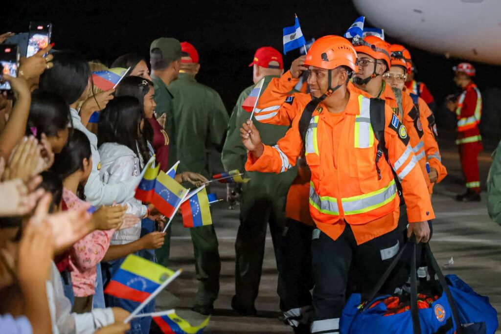 Brigada de El Salvador ayudando en Venezuela.