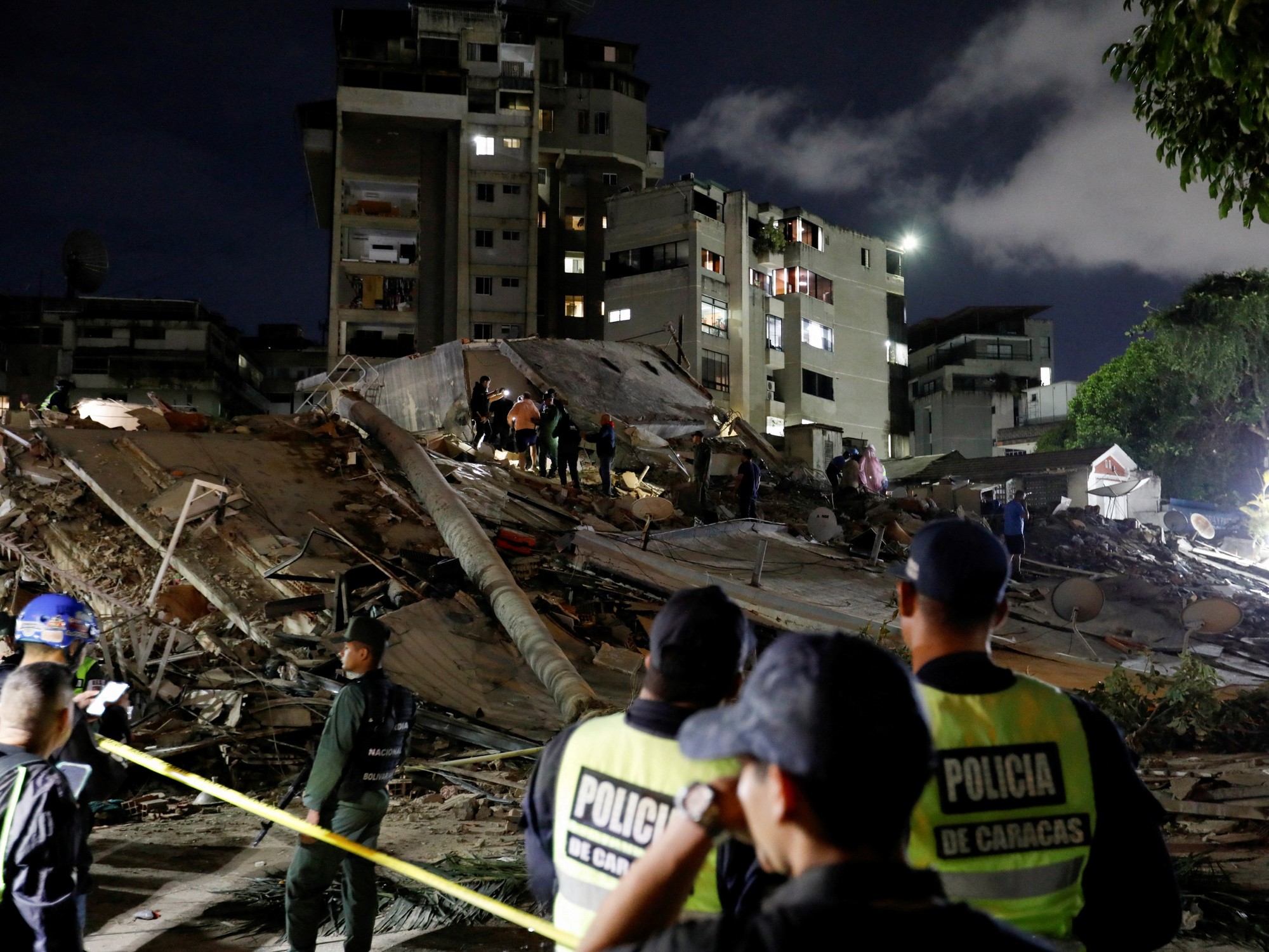 Zona afectada por el terremoto en Caracas, con equipos de emergencia trabajando de noche.